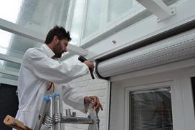 Rollladen schützt das Innere von Haus